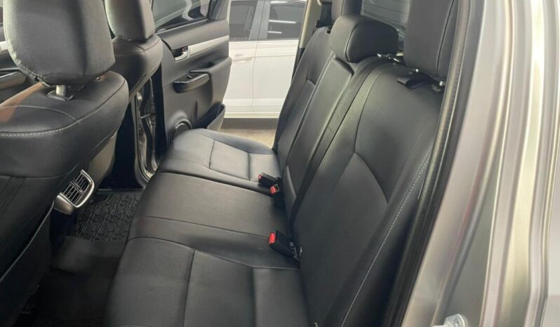 
								Toyota Hilux  2.8 SRX 4X4 full									
